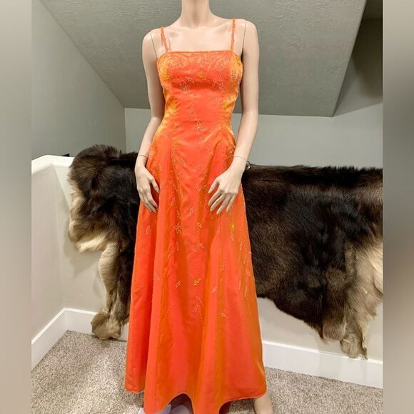 Vintage Style Delicate Hand Beaded Floral Pattern Sleeveless Gown - Picture 2 of 16